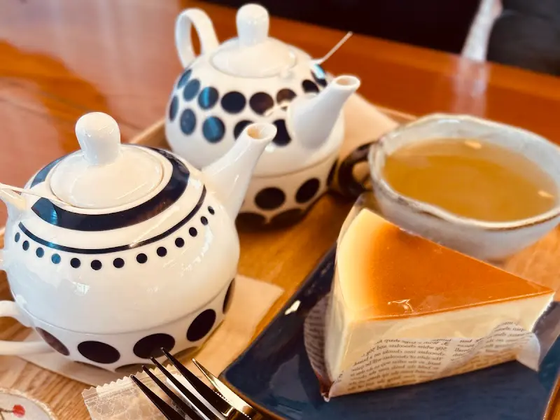 다과와 함께 제공되는 차 세트