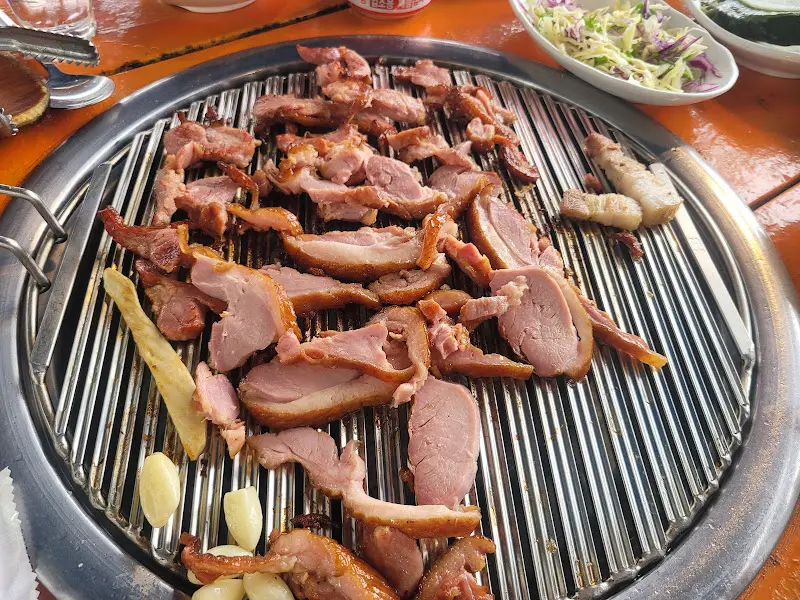 먹음직스럽게 구워진 삼겹살