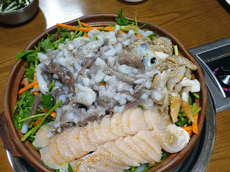 싱싱한 재료로 만들어진 낙지 삼합