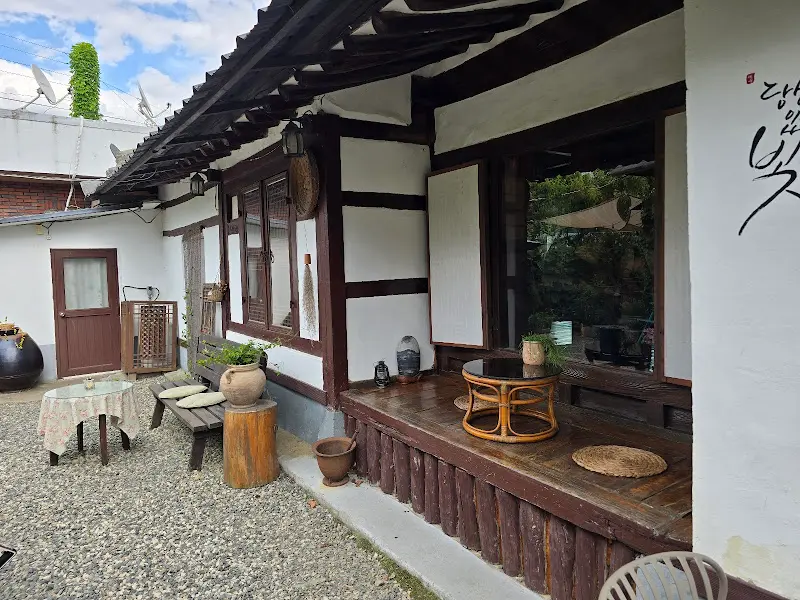 다양한 소품들이 아기자기하게 놓여있는 실내