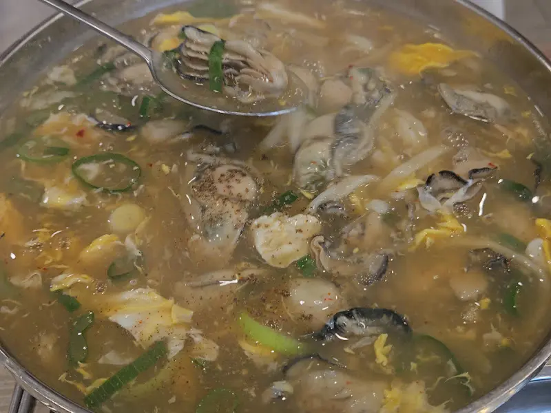 굴이 듬뿍 들어간 굴칼국수