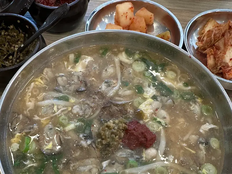 굴칼국수와 김치, 깍두기