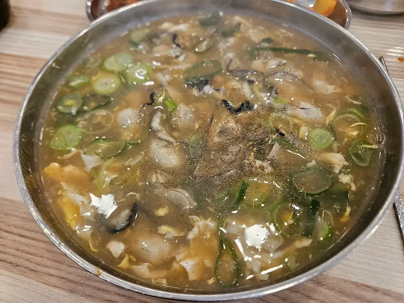 굴이 가득한 굴칼국수