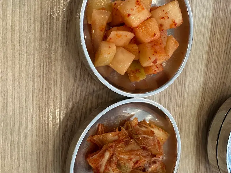 테이블 위에 놓인 김치와 깍두기