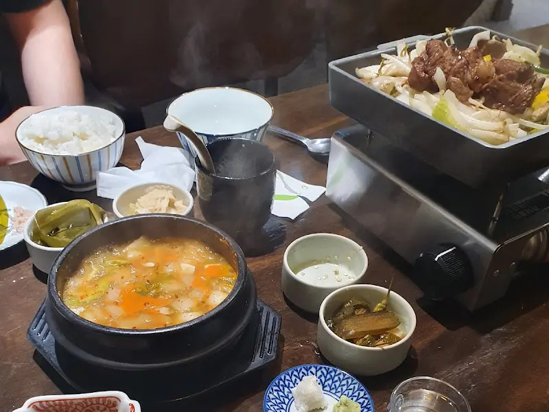 테이블 가득 차려진 양갈비와 마라탕