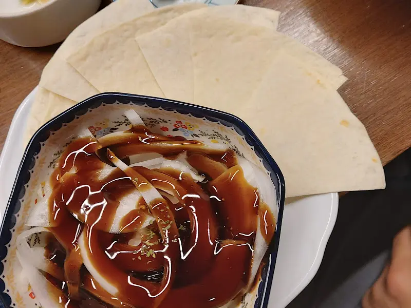 또띠아와 양파 슬라이스