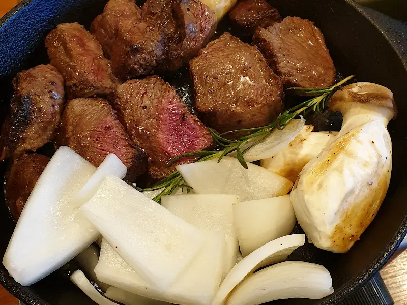 스테이크와 양파, 버섯