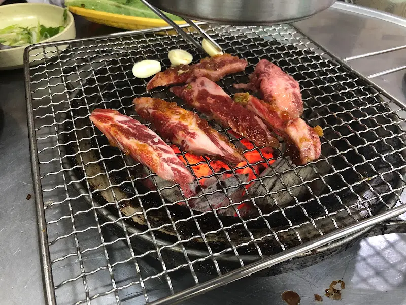 숯불 위에서 익어가는 소갈비살