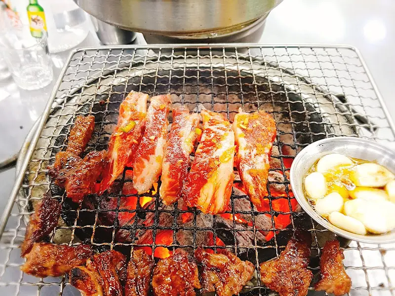 숯불 위에서 익어가는 양념갈비살