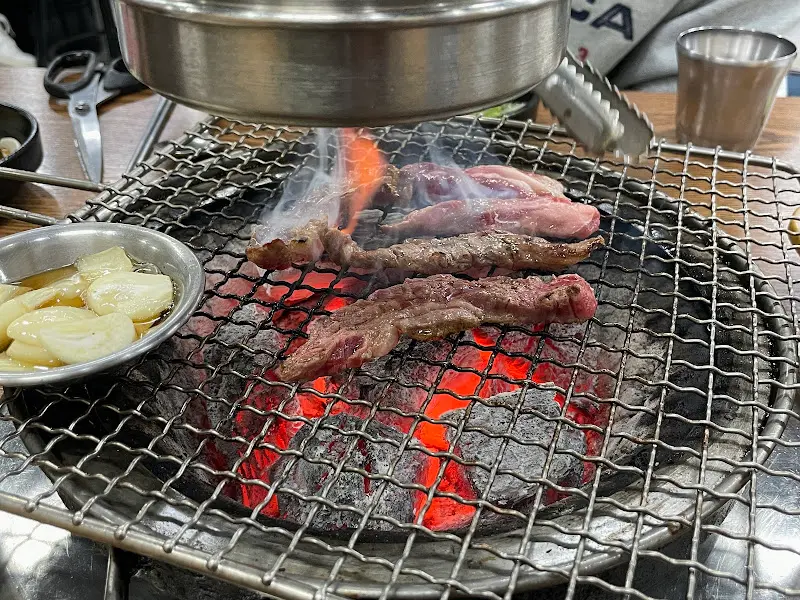 숯불과 구워지는 고기