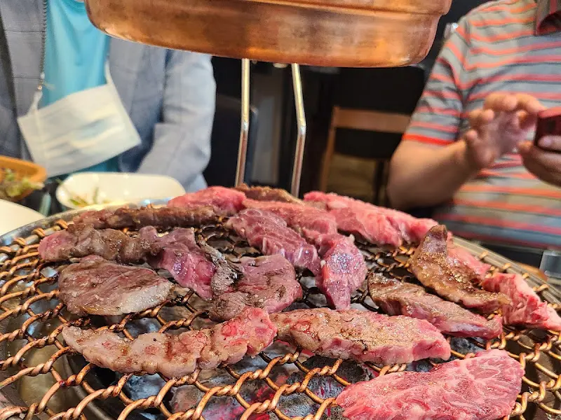 숯불 위에서 익어가는 한우 갈비