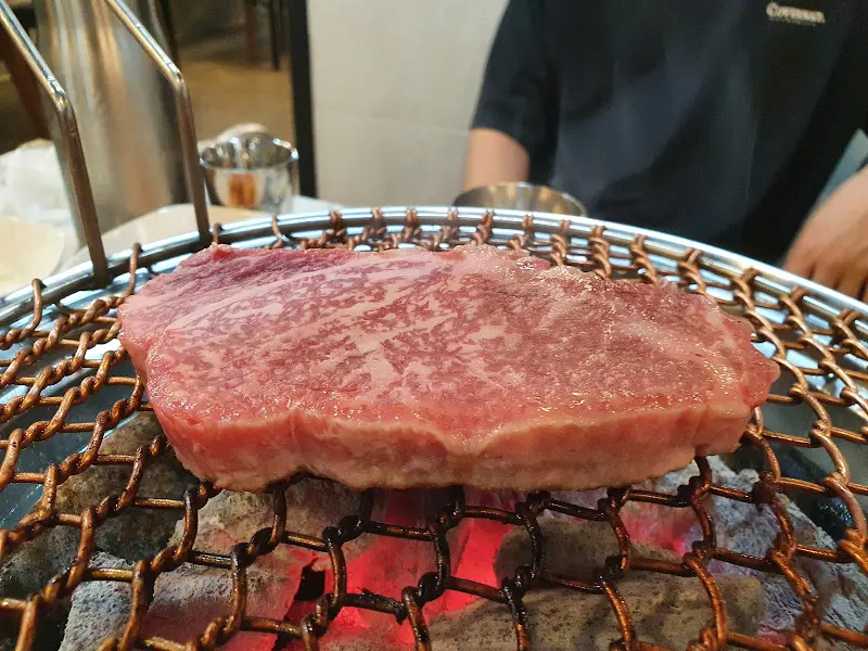 숯불 위에서 구워지는 두툼한 소고기