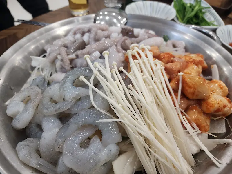 푸짐한 낙지, 곱창, 새우가 돋보이는 낙곱새