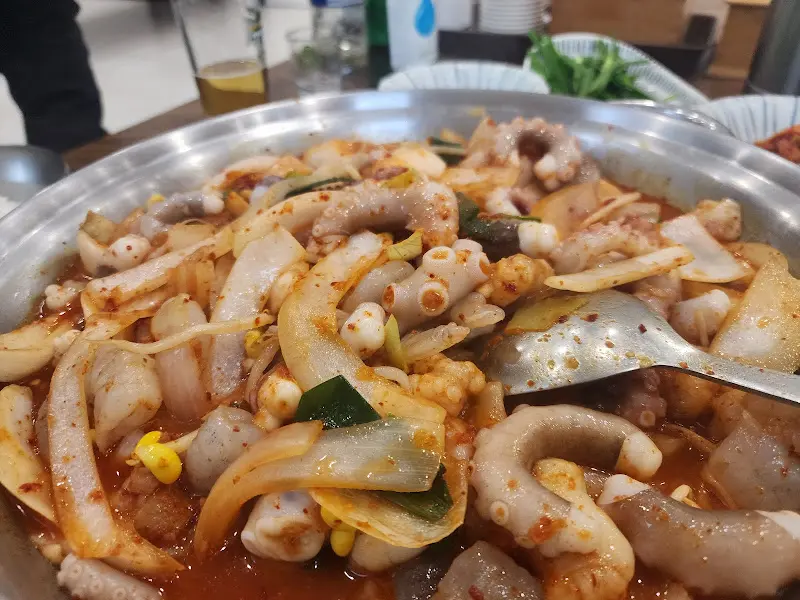 매콤한 양념에 볶아진 낙곱새