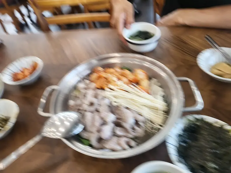 푸짐하게 차려진 테이블