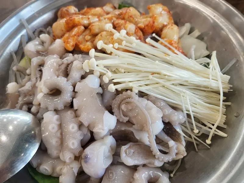 싱싱한 낙지와 팽이버섯의 조화