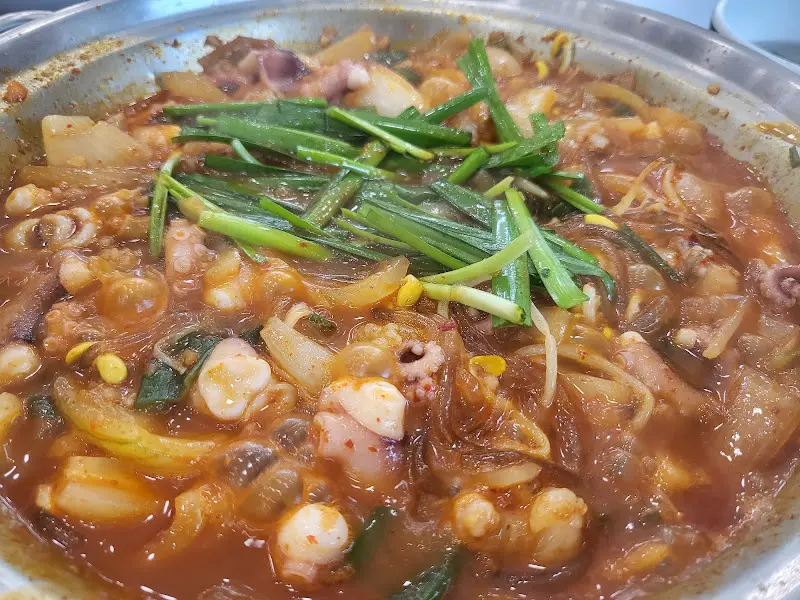 낙곱새에 푸짐하게 들어간 야채