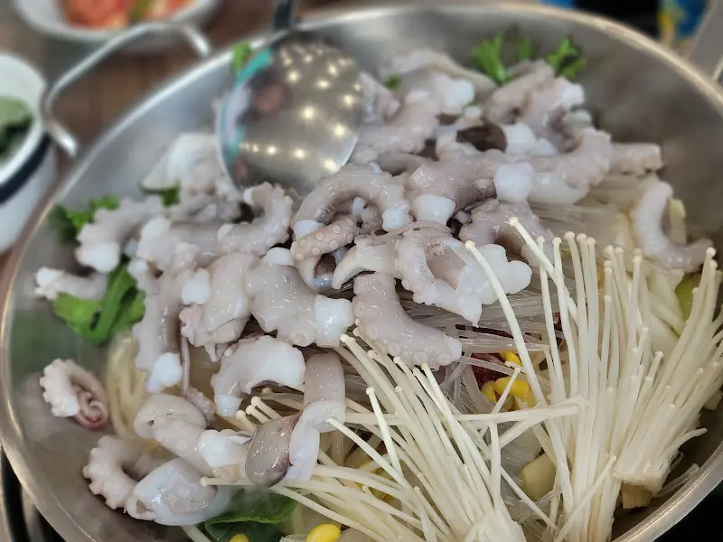 푸짐한 해산물이 듬뿍 들어간 낙곱새