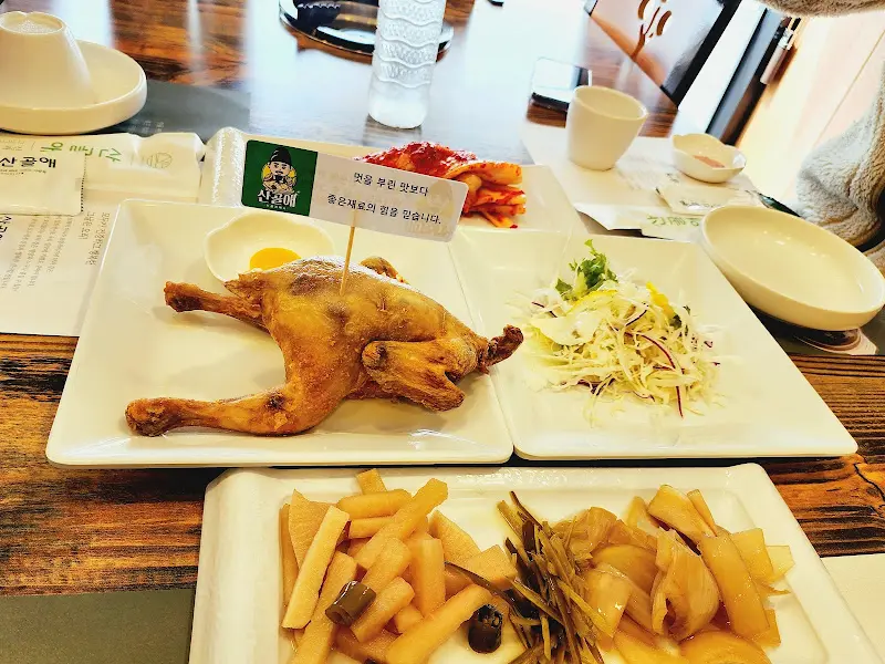 오리백숙을 주문하면 기본으로 제공되는 밑반찬과 영계구이