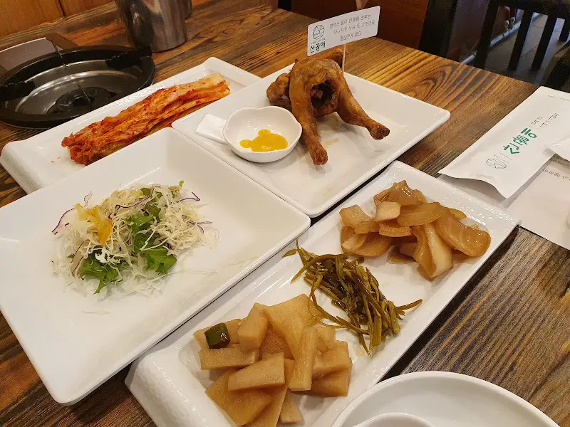 갓 튀겨져 나온 먹음직스러운 영계구이