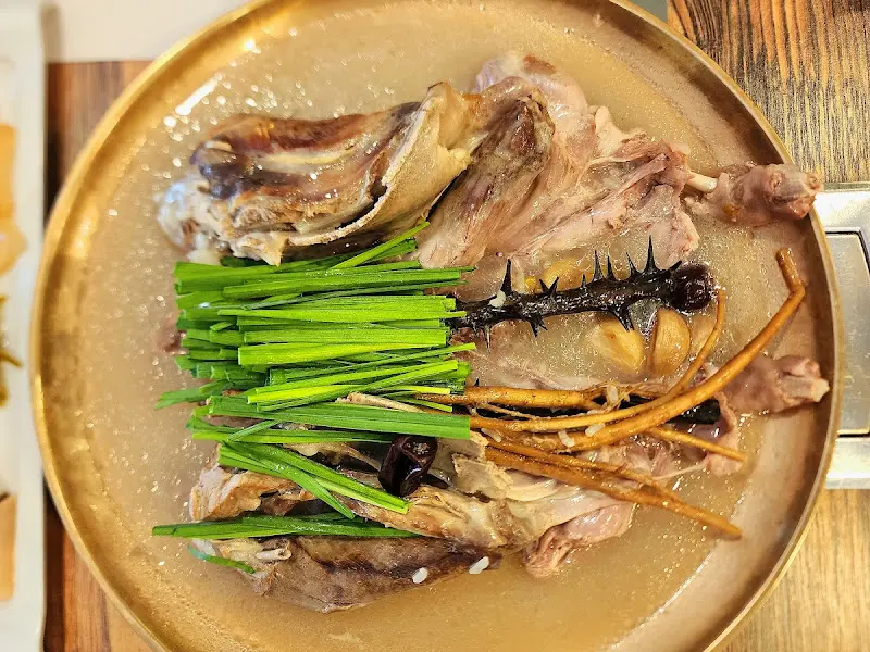 놋그릇에 담겨 나온 푸짐한 누룽지 오리백숙