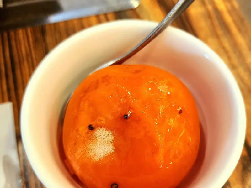 후식으로 제공되는 시원한 아이스 홍시