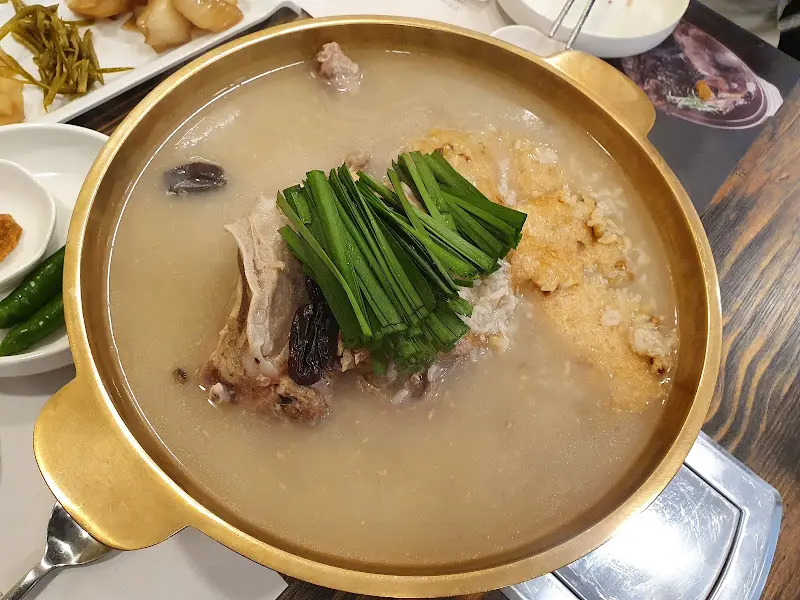 놋그릇에 담겨져 나온 오리백숙과 누룽지