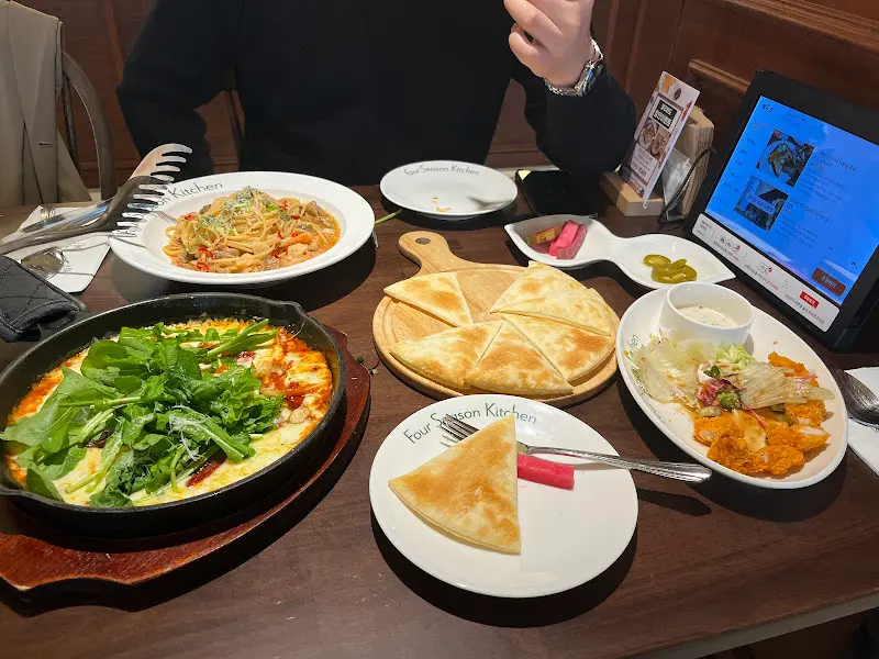 테이블 위에 놓인 떠먹는 피자, 뇨끼, 샐러드