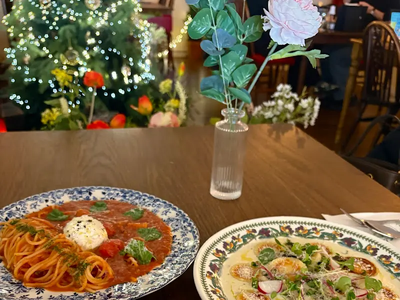 테이블 위에 놓인 스파게티와 피자