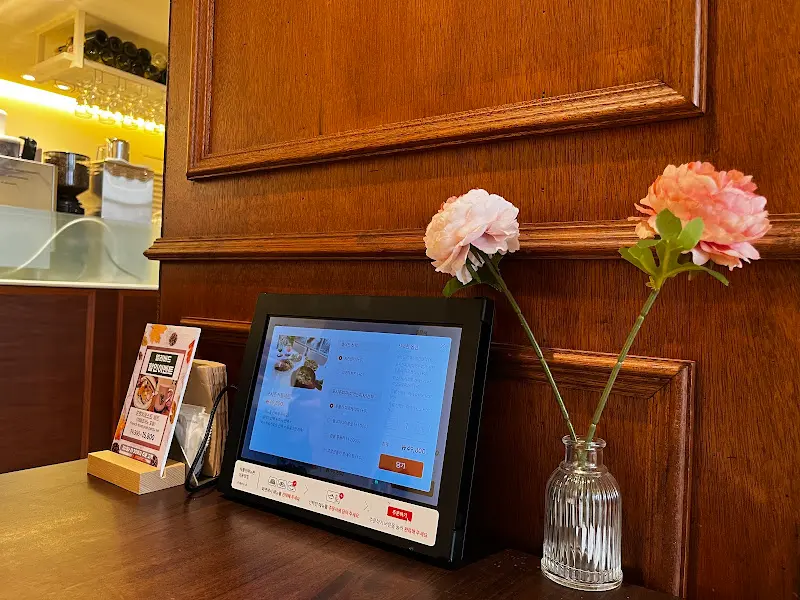 태블릿으로 주문하는 모습