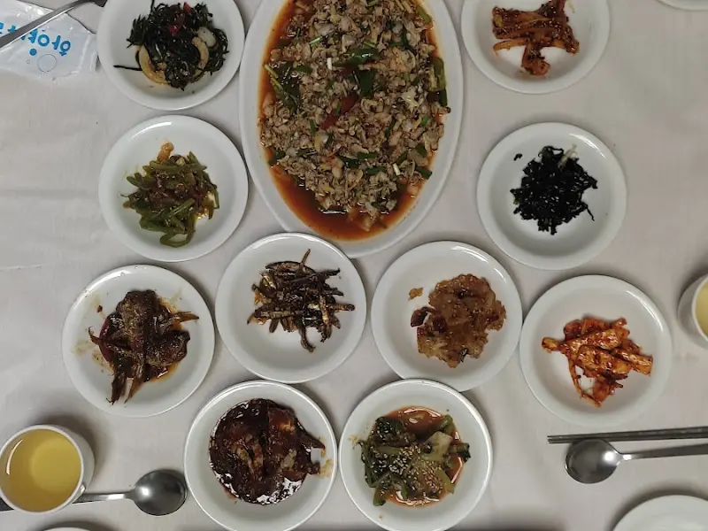 사랑방식당 바지락 초무침과 밑반찬 항공샷