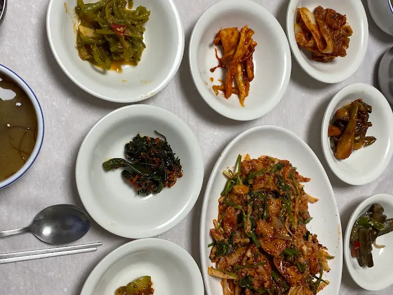 사랑방식당 바지락 초무침과 밑반찬 클로즈업