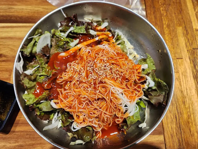 새콤달콤한 비빔국수