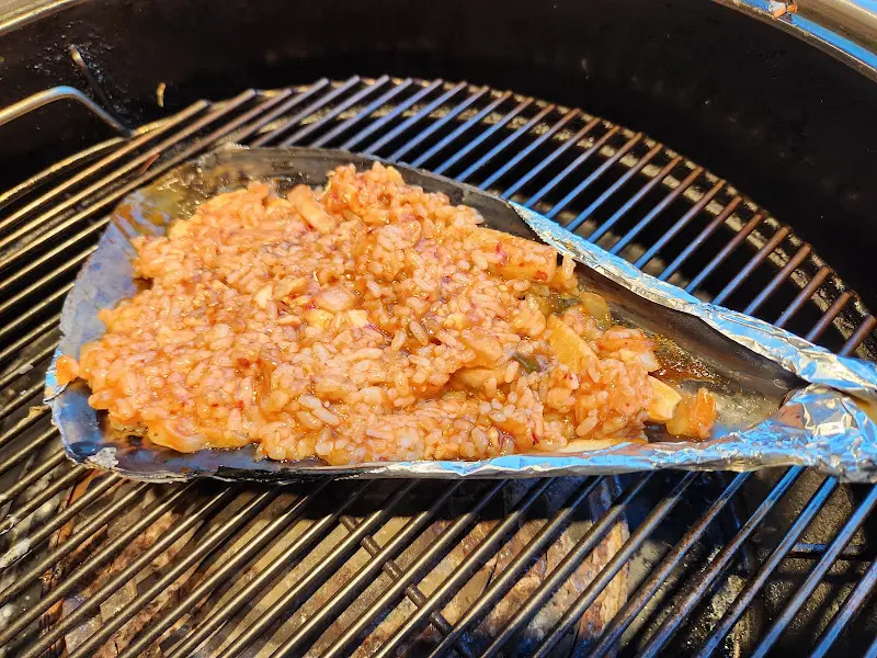 불판 위에서 익어가는 볶음밥