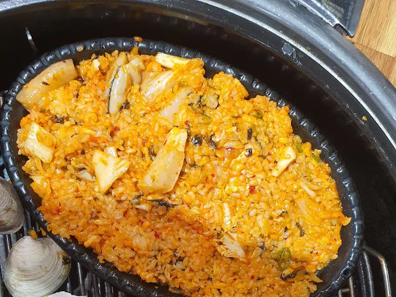 조개와 함께 볶아진 볶음밥