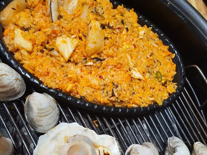 김치와 조갯살이 어우러진 볶음밥