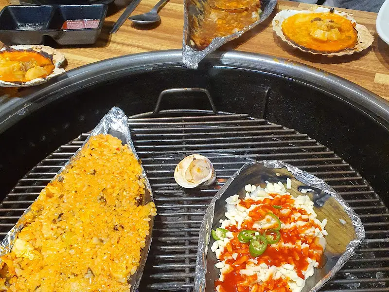 다 익은 조개와 볶음밥