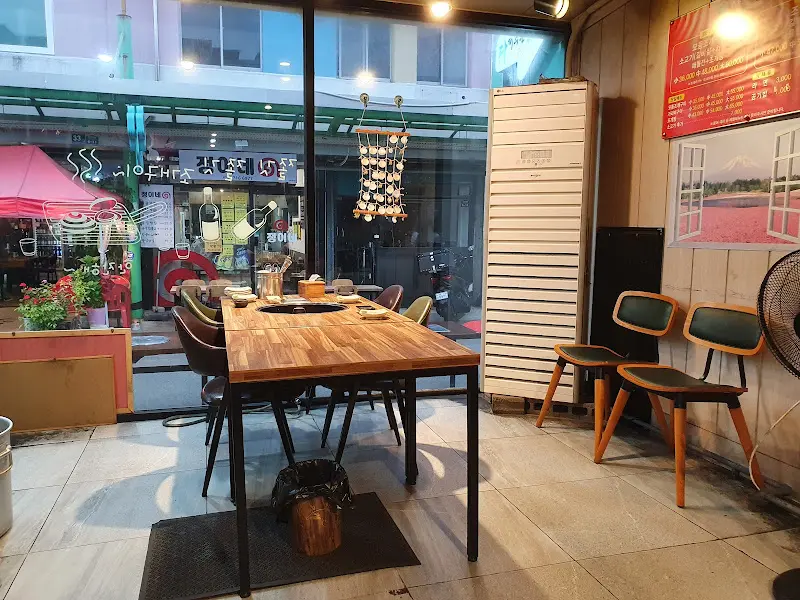 다 퍼주는 삼촌 실내