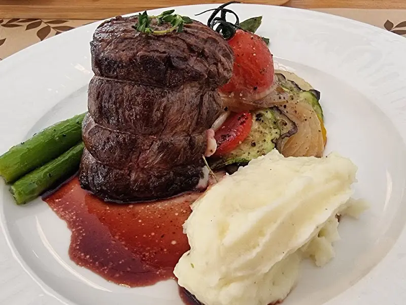 두툼한 안심스테이크와 곁들여진 매쉬드 포테이토