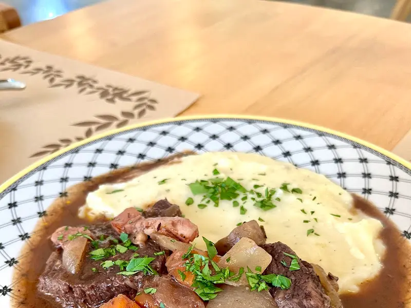 접시에 담긴 스테이크와 매쉬드 포테이토