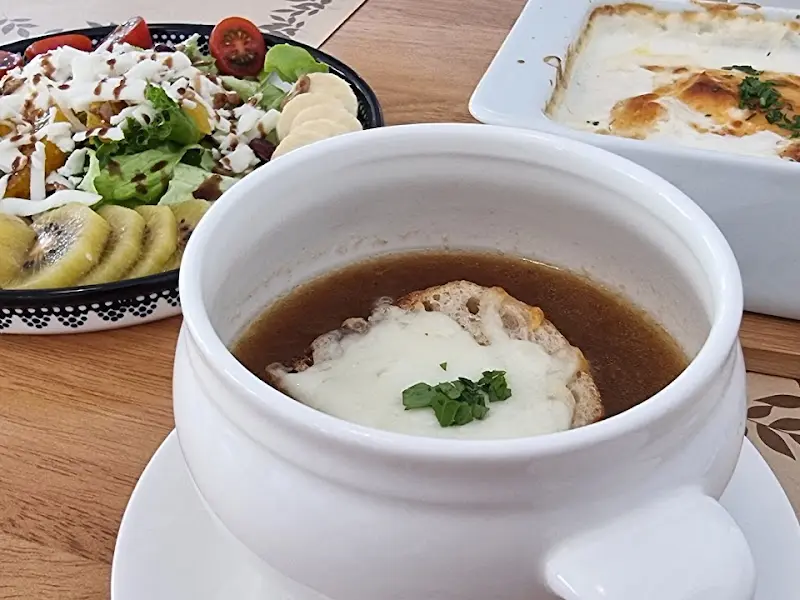 테이블 위에 놓인 샐러드, 스프, 그라탕