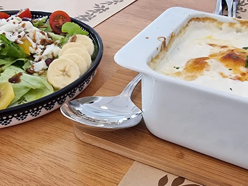 그라탕과 샐러드가 함께 놓인 테이블