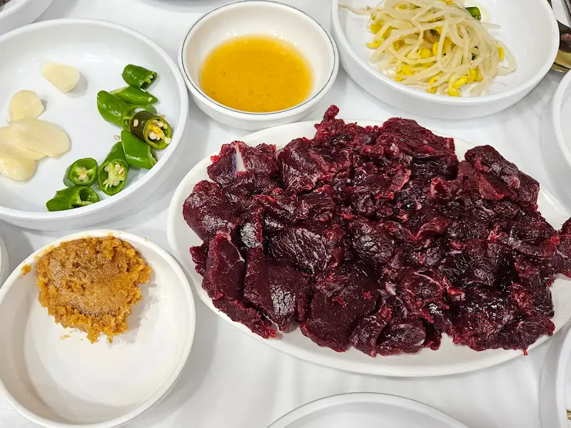 싱싱한 생고기와 곁들임