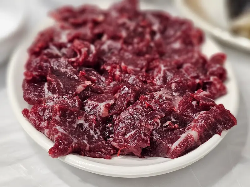 접시 가득 담긴 생고기