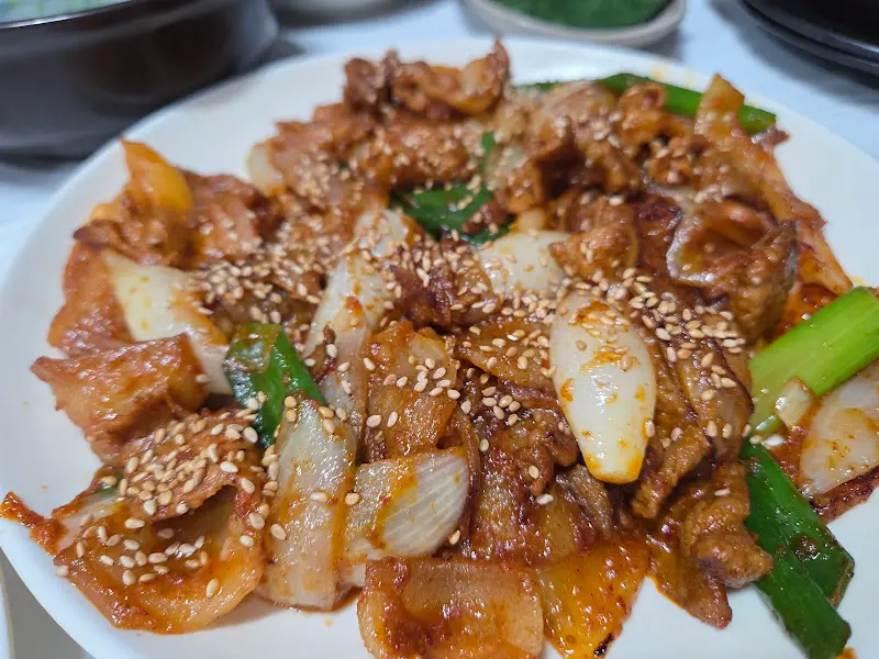 윤기가 흐르는 두루치기의 클로즈업 사진