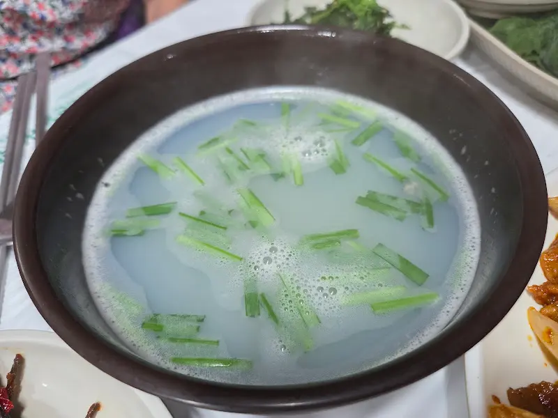 파가 송송 썰어져 올라간 시원한 물김치의 모습