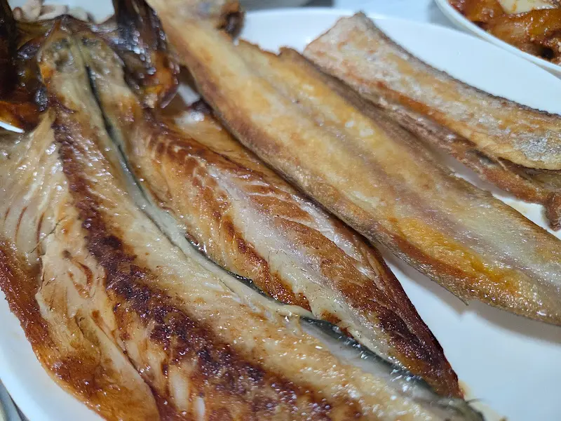 겉은 바삭하고 속은 촉촉하게 구워진 생선구이