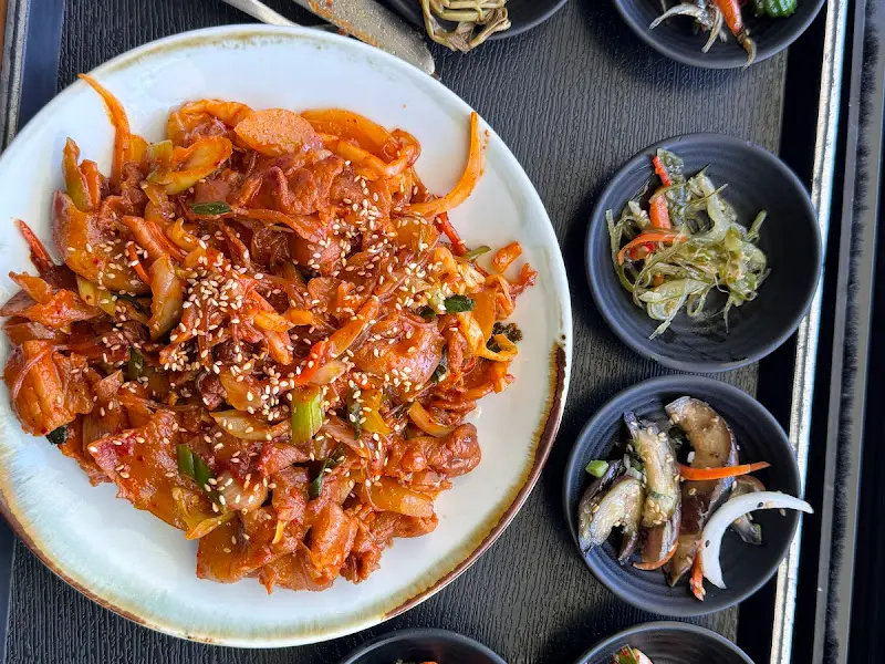 윤기가 흐르는 흑돼지 제육볶음 한 상