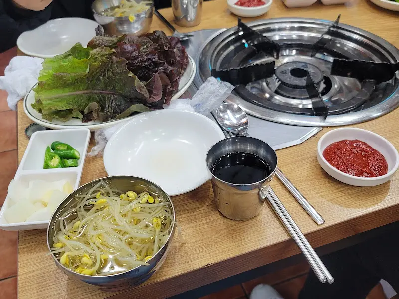 곱창과 함께 제공되는 쌈 채소