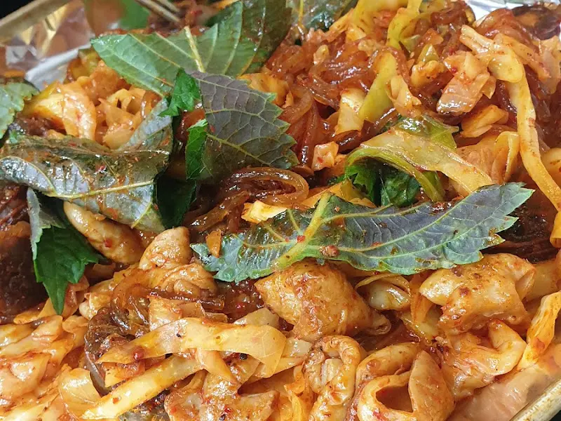 야채와 함께 볶아진 곱창